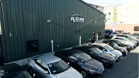 Fileira de carros da AGM Auto Sales